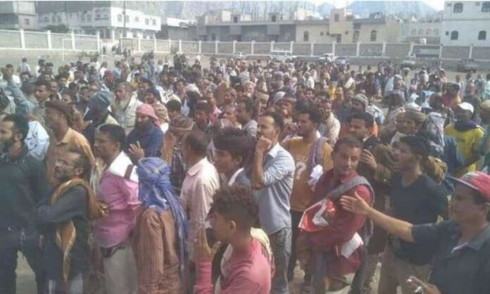 مظاهرات غاضبة في ردفان للمطالبة برحيل مليشيا التحالف وأنباء عن إصابات خطرة في صفوفهم