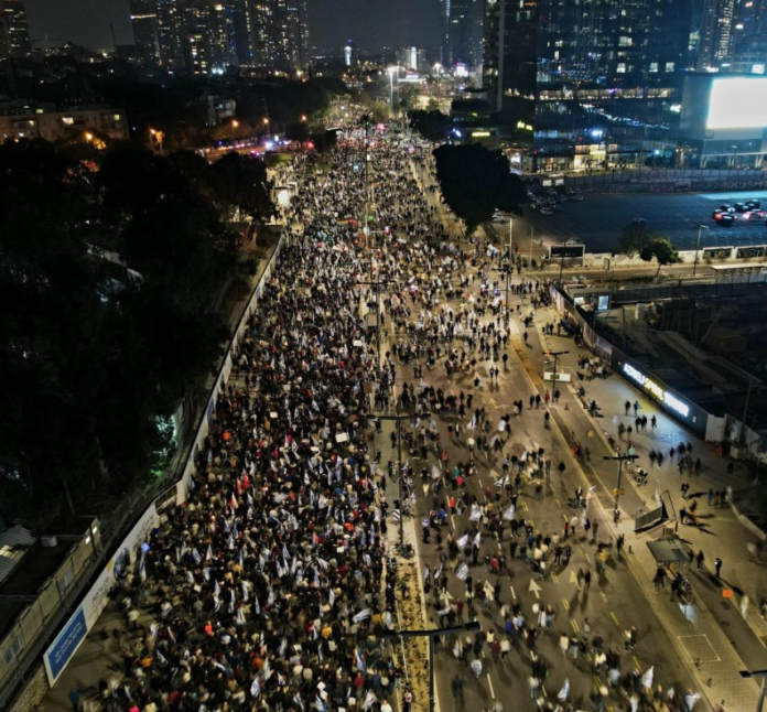 رغم التوترات.. عشرات الآلاف يتظاهرون ضد نتنياهو في 
