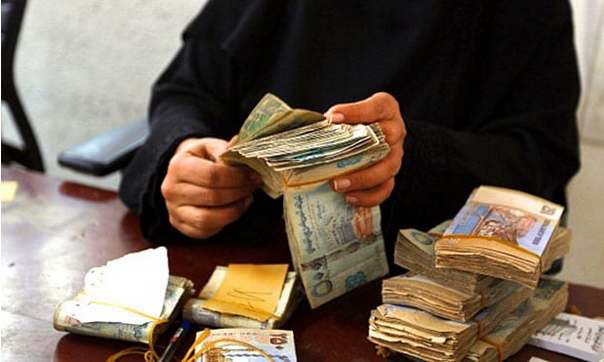 تراجع للدولار في صنعاء عشية أنباء عن حسم ملف العملة والمركزي