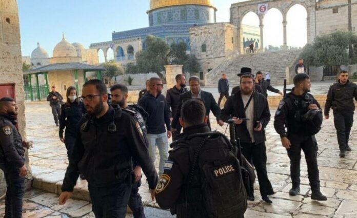 مستوطنون يقتحمون المسجد الأقصى في خامس أيام شهر رمضان