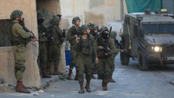 العدو الصهيوني يعتقل أكثر من عشرين فلسطينيا بينهم طفل