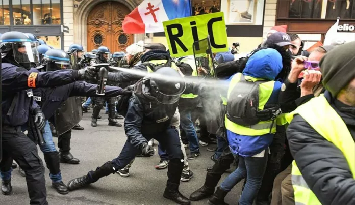 ماكرون رئيساً للأثرياء.. احتجاجات غاضبة تجتاح المدن الفرنسية