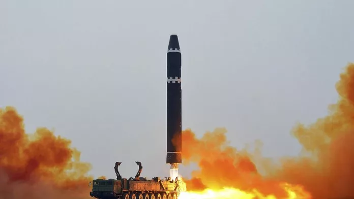 في تحذير لأمريكا.. كوريا الشمالية تطلق صواريخ بالستية بينها عابرة للقارات وأوروبا تندد وأمريكا ترد بمناورات مع اليابان
