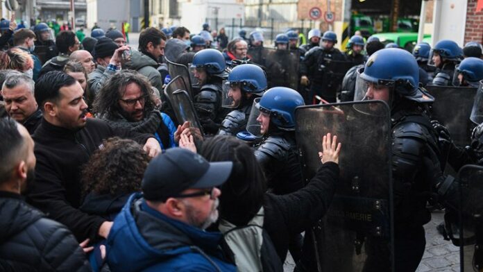 إضراب مستمر.. مظاهرات مليونية بفرنسا ضد تعديلات ماكرون والشرطة تظهر وحشيتها