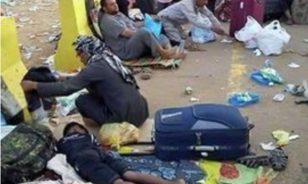 شاهد.. صور مؤلمة لمسافرين يمنيين في منفذ الوديعة