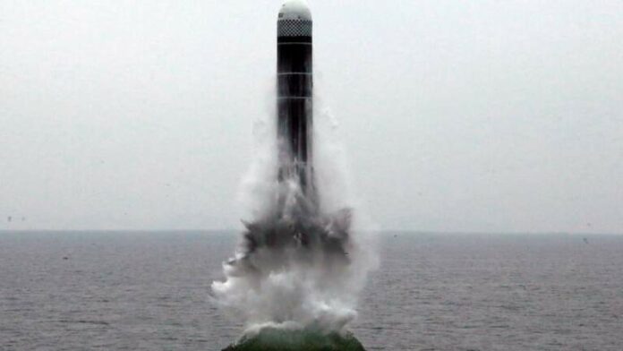 كوريا الشمالية تطلق صاروخين مجنحين من غواصة