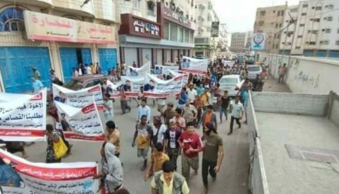 تظاهرة غاضبة وإضراب مفتوح لتجار مدينة عدن