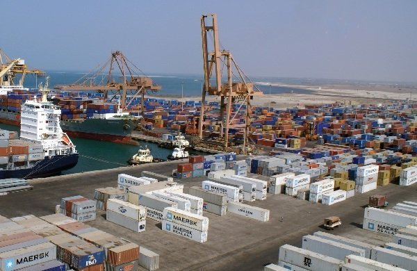 ميناء الحديدة يقدم تسهيلات ومزايا جديدة للتجار