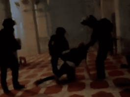 بالفيديو.. شاهد اعتداء "وحشي" لجنود العدو الإسرائيلي على المعتكفين داخل المسجد الأقصى مخلف عشرات اصابات