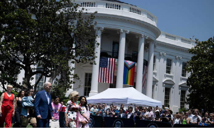 لماذا يصمت العرب والمسلمين على رفع علم المثليين في البيت الأبيض
