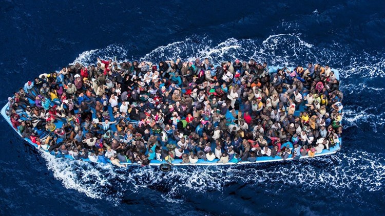 فورين بوليسي: النظام العنصري الأوروبي المتعلق بالهجرة يقتل طالبي اللجوء