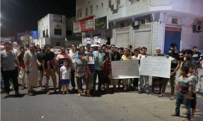 معاناة أبناء عدن.. رقود أبناء عدن في الشوارع هروبا من الحمى وبدء نزول المظاهرات تنديدا بفساد حكومة المرتزقة