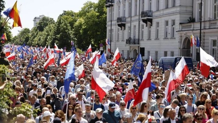 اتهامات بالفساد وتدمير الحياة.. مئات الآلاف يتظاهرون ضد الحزب الحاكم في بولندا