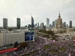 المعارضة البولندية تنظم مظاهرة حاشدة في وارسو