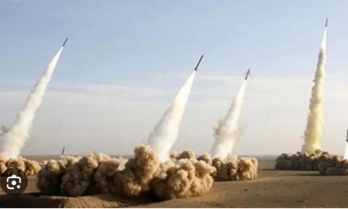 هجوم من اليمن بالصواريخ والمسيَّرات أكبر مما وصفه البنتاغون.. ودولة عربية تعترضُ أحد الصواريخ اليمنية