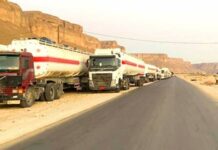 قبائل حضرموت تشل حركة نفط بترومسيلة.. إغلاق للمنافذ واحتجاز عشرات القواطر رداً على الإجراءات السعودية