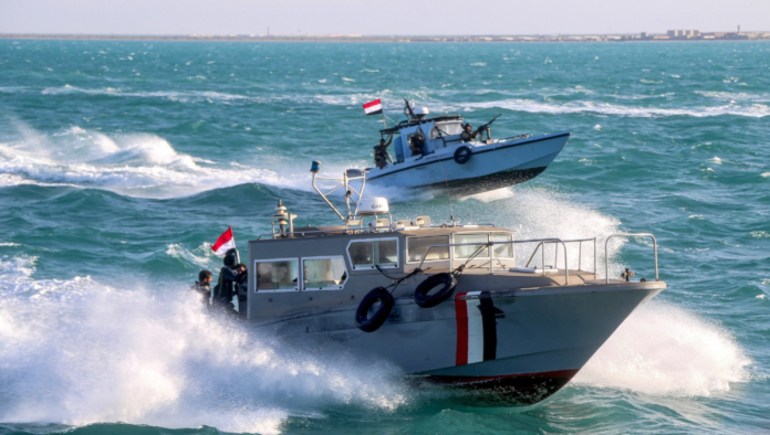 قائد لواء الدفاع الساحلي: تمتلك البحرية اليمنية أسلحة نوعية متطورة تنفذ مهام هجومية معقدة ورادعة ضد الأساطيل والسفن الأمريكية والبريطانية في المياه الإقليمية