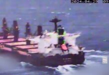 شاهد لحظة وصول طائرة مسيّرة يمنية وسط السفينة الإسرائيلية (CYCLADES) دون اعتراضها وانفجارها مسببة أضرار