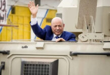 العليمي يقتحم تعز بالمدرعات السعودية.. الإمبراطور العاري يستمتع بلحظاته تحت المظلة الخارجية العليمي يقتحم تعز بالمدرعات السعودية.. الإمبراطور العاري يستمتع بلحظاته تحت المظلة الخارجية