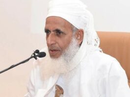 مفتي عمان: من المفارقات مطالبة أهل الحق بتسليم سلاحهم