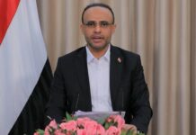 الرئيس المشاط يوجّه رسائل حاسمة للسعودية في ذكرى الحرب على اليمن في خطاب هام ألقاه فخامة المشير الركن مهدي المشاط، رئيس المجلس السياسي الأعلى في اليمن، مساء اليوم بمناسبة اليوم الوطني للصمود 26 مارس 2025م، وجه رسالة مباشرة إلى النظام السعودي داعياً إياه إلى اتخاذ خطوات جادة لتحقيق السلام الشامل والعادل في المنطقة. وأكد المشاط أن تحقيق السلام يتطلب وقفاً كاملاً للعدوان الذي تقوده السعودية على اليمن منذ عام 2015م، ورفع الحصار عن البلاد، وانسحاب القوات الأجنبية من الأراضي اليمنية، بالإضافة إلى معالجة ملفات الحرب بما يشمل قضية الأسرى، والتعويضات، وجبر الضرر، وإعادة الإعمار. وانتقد الرئيس المشاط استمرار العدوان على اليمن رغم مرور عقد كامل من الزمن، معتبراً أن هذا الاستمرار يعكس غياب الحكمة السياسية وعدم الجدية في تحقيق السلام. وأشار إلى أن الشعب اليمني يعاني بشدة من آثار هذا العدوان الذي لم يكن له أي مبرر مشروع سوى رغبة الخارج في فرض الوصاية على اليمن وتجريد شعبه من سيادته واستقلال قراره. كما تحدث عن الأوضاع المأساوية في المناطق المحتلة التي تعيش تحت إدارة المرتزقة الذين جاء بهم العدوان، حيث تشهد هذه المناطق انهياراً اقتصادياً وتدميراً ممنهجاً للبنية التحتية ونهباً لمقدرات البلاد. وجه المشاط رسالة واضحة إلى القيادة السعودية أكد فيها أن السلام هو الخيار الوحيد الذي يمكن أن يحقق الأمن والاستقرار للجميع، داعياً إياها إلى إعادة النظر في سياساتها تجاه اليمن إذا كانت حريصة فعلاً على الاستقرار في المنطقة. وقال: "إذا كانت السعودية صادقة في دعواها بأنها تريد السلام والأمن في المنطقة، فعليها أن تمضي قدماً في تنفيذ الاتفاقات التي تقود إلى إنهاء العدوان ورفع الحصار بشكل كامل". وأكد أن الشعب اليمني لن يكون طرفاً في أي مفاوضات أو اتفاقات لا تضمن حقوقه كاملة، مشدداً على أن الخيارات اليمنية مفتوحة للرد على أي تصعيد عسكري أو استمرار في العدوان. في الوقت نفسه، أكد الرئيس المشاط أن الشعب اليمني لا يحمل أي عداء للشعب السعودي، مشيراً إلى أن العداء الحقيقي هو مع السياسات التي تستهدف اليمن وسيادته. وقال: "نحن نمد يد السلام إلى شعب المملكة العربية السعودية، ولكننا لن نقبل بأي حال أن تكون السعودية أداة لتنفيذ مخططات خارجية تستهدف أمتنا العربية والإسلامية". وختم رسالته بالتأكيد على موقف اليمن الثابت في مواجهة العدوان، قائلاً: "سنواصل الصمود والثبات حتى تحقيق النصر الكامل، ولن نقبل إلا بسلام يحفظ كرامة اليمن وسيادته". الرئيس المشاط يوجّه رسائل حاسمة للسعودية في ذكرى الحرب على اليمن