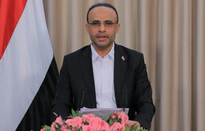 في خطاب هام ألقاه فخامة المشير الركن مهدي المشاط، رئيس المجلس السياسي الأعلى في اليمن، مساء اليوم بمناسبة اليوم الوطني للصمود 26 مارس 2025م، وجه رسالة مباشرة إلى النظام السعودي داعياً إياه إلى اتخاذ خطوات جادة لتحقيق السلام الشامل والعادل في المنطقة. وأكد المشاط أن تحقيق السلام يتطلب وقفاً كاملاً للعدوان الذي تقوده السعودية على اليمن منذ عام 2015م، ورفع الحصار عن البلاد، وانسحاب القوات الأجنبية من الأراضي اليمنية، بالإضافة إلى معالجة ملفات الحرب بما يشمل قضية الأسرى، والتعويضات، وجبر الضرر، وإعادة الإعمار. وانتقد الرئيس المشاط استمرار العدوان على اليمن رغم مرور عقد كامل من الزمن، معتبراً أن هذا الاستمرار يعكس غياب الحكمة السياسية وعدم الجدية في تحقيق السلام. وأشار إلى أن الشعب اليمني يعاني بشدة من آثار هذا العدوان الذي لم يكن له أي مبرر مشروع سوى رغبة الخارج في فرض الوصاية على اليمن وتجريد شعبه من سيادته واستقلال قراره. كما تحدث عن الأوضاع المأساوية في المناطق المحتلة التي تعيش تحت إدارة المرتزقة الذين جاء بهم العدوان، حيث تشهد هذه المناطق انهياراً اقتصادياً وتدميراً ممنهجاً للبنية التحتية ونهباً لمقدرات البلاد. وجه المشاط رسالة واضحة إلى القيادة السعودية أكد فيها أن السلام هو الخيار الوحيد الذي يمكن أن يحقق الأمن والاستقرار للجميع، داعياً إياها إلى إعادة النظر في سياساتها تجاه اليمن إذا كانت حريصة فعلاً على الاستقرار في المنطقة. وقال: 