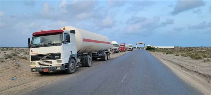 أزمة غاز خانقة في عدن بعد احتجاز عشرات المقطورات بسبب جبايات هائلة