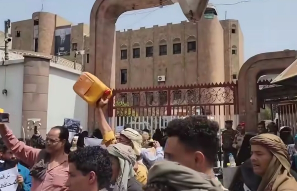 انهيار الخدمات يعم المحافظات الجنوبية.. أزمة كهرباء خانقة في لحج واحتجاجات على تردي وضع المياه في تعز