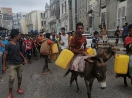 عدن تغرق في أزماتها.. أزمة مياه خانقة واحتجاجات قضائية ضد الانتهاكات