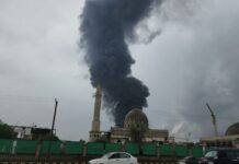غارة سعودية على حي سكني بشعوب تتسبب باستشهاد طفل وإصابة 6 مدنيين دون أن ينفجر صاروخها.. والعدو السعودي يتهرب من الجريمة برواية مضللة