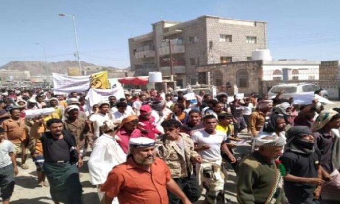 تصاعد الغضب الشعبي في مناطق سيطرة التحالف: تظاهرات في تعز وأبين تندد بالقتل والانفلات والفساد