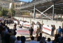 صرخة من أمام الأمم المتحدة بصنعاء.. إغلاق مطار صنعاء “جريمة حرب” تحاصر المرضى وتفضح صمت العالم