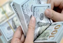 قرار حكومة بن بريك يثير غضباً واسعاً بعد مضاعفة الرسوم الجمركية وتحذيرات من تفاقم الأزمة المعيشية