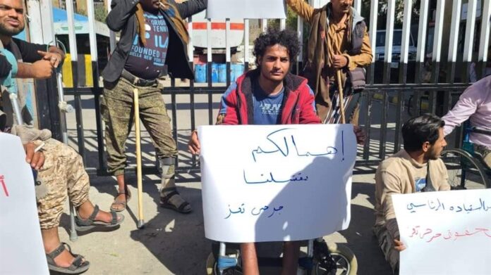 جرحى الفصائل الموالية للتحالف يحتجون في تعز ومأرب تنديدا على تهميشهم