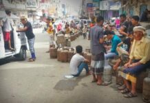 أزمة غاز خانقة تشلّ مدينة تعز.. طوابير تمتد لكيلومترات وسكان ينتظرون لساعات تحت الشمس