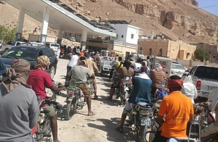 "جرعة" وقود خانقة للمحافظات اليمنية المحتلة