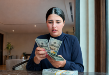ابن مسؤول في حكومة المرتزقة يهدي 20 ألف دولار لمؤثرة مغربية.. والموظفون اليمنيون ينتظرون رواتبهم المنهوبة في البنك الأهلي السعودي