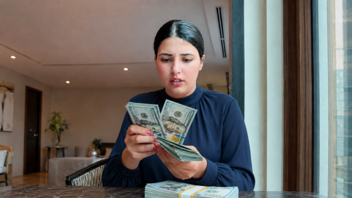 ابن مسؤول في حكومة المرتزقة يهدي 20 ألف دولار لمؤثرة مغربية.. والموظفون اليمنيون ينتظرون رواتبهم المنهوبة في البنك الأهلي السعودي