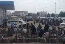 أزمة الغاز تتفاقم في مناطق سيطرة الحكومة التابعة للرياض.. طوابير مأرب تكشف اختناق الإمدادات واتساع السوق السوداء